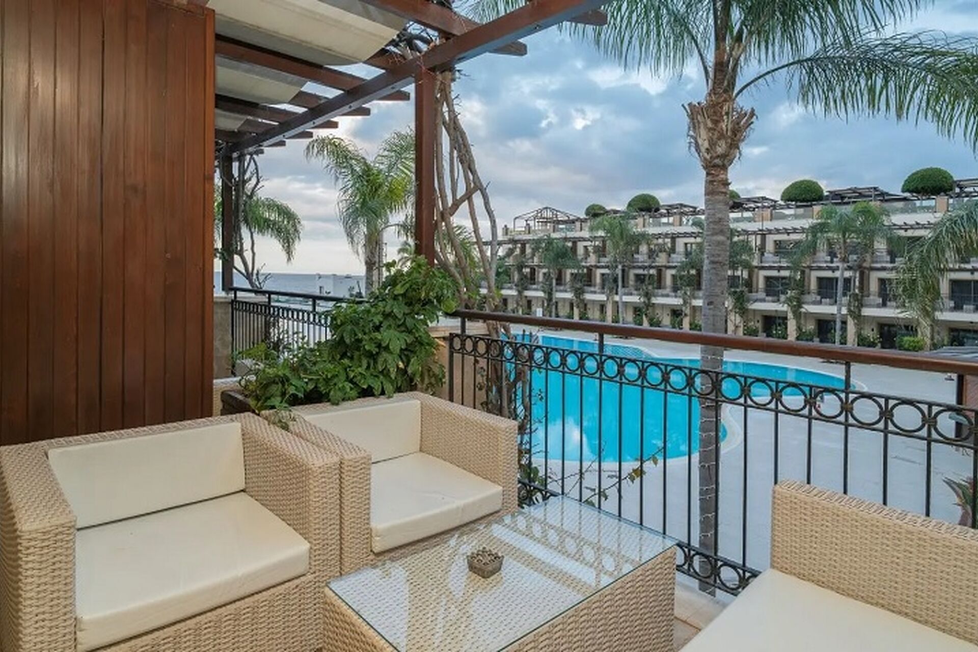 Cratos Premium Hotel